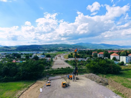 FOTO: Takto dnes vyzerá stavba obchvatu Prievidze. Na rade sú mosty a ďalšie kľúčové práce 7