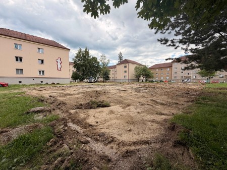 Foto: Revitalizácia vnútrobloku za takmer 780-tisíc eur na Baníckej ulici v Prievidzi je v procese. Mesto obnoví zeleň, pribudnú nové oddychové a herné zóny 0