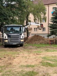 Foto: Revitalizácia vnútrobloku za takmer 780-tisíc eur na Baníckej ulici v Prievidzi je v procese. Mesto obnoví zeleň, pribudnú nové oddychové a herné zóny 1