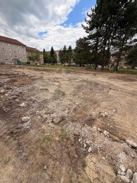 Foto: Revitalizácia vnútrobloku za takmer 780-tisíc eur na Baníckej ulici v Prievidzi je v procese. Mesto obnoví zeleň, pribudnú nové oddychové a herné zóny 3