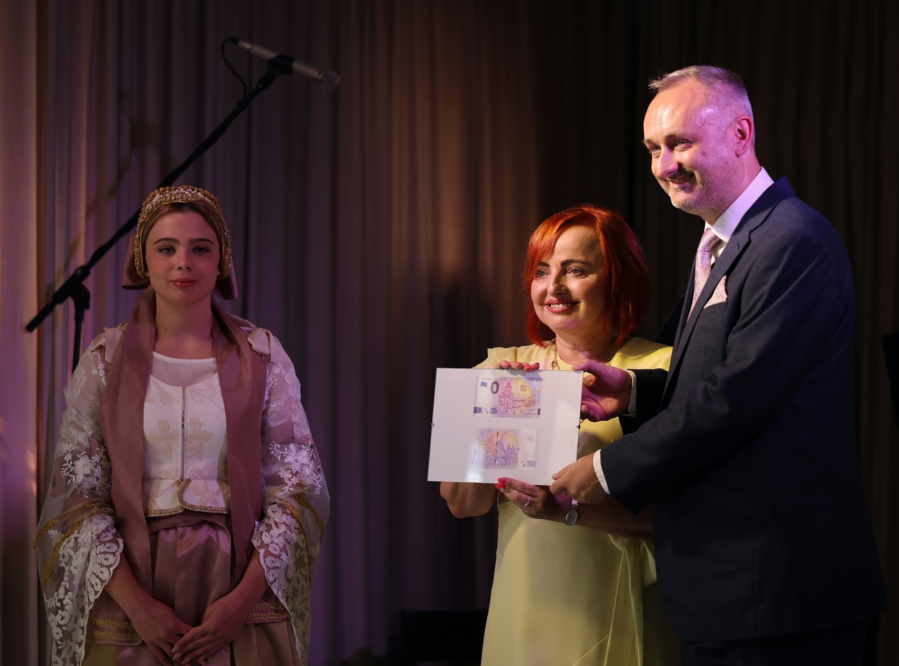Foto a video: Prievidza má vlastnú suvenírovú bankovku, je na nej Piaristický kostol