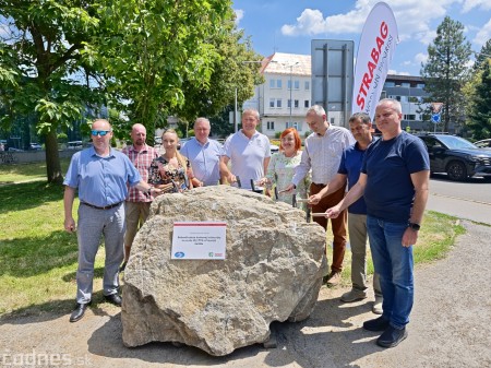 Foto: Už čoskoro začne rekonštrukcia kruhovej križovatky na Ulici A. Hlinku v Prievidzi. Dnes poklepali základný kameň stavby. 3