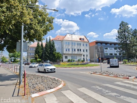 Foto: Už čoskoro začne rekonštrukcia kruhovej križovatky na Ulici A. Hlinku v Prievidzi. Dnes poklepali základný kameň stavby. 4
