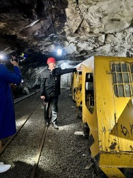 Foto a video: V Handlovej sprístupnili nový banský skanzen, návštevníci sfárajú 136 metrov pod zem 1