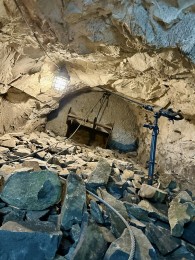 Foto a video: V Handlovej sprístupnili nový banský skanzen, návštevníci sfárajú 136 metrov pod zem 2