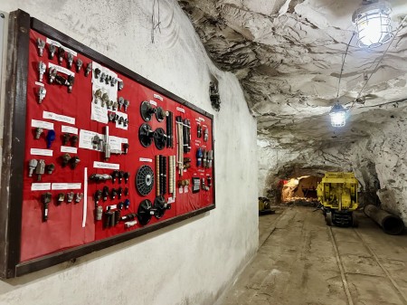 Foto a video: V Handlovej sprístupnili nový banský skanzen, návštevníci sfárajú 136 metrov pod zem 3