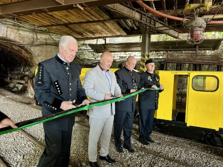 Foto a video: V Handlovej sprístupnili nový banský skanzen, návštevníci sfárajú 136 metrov pod zem 10