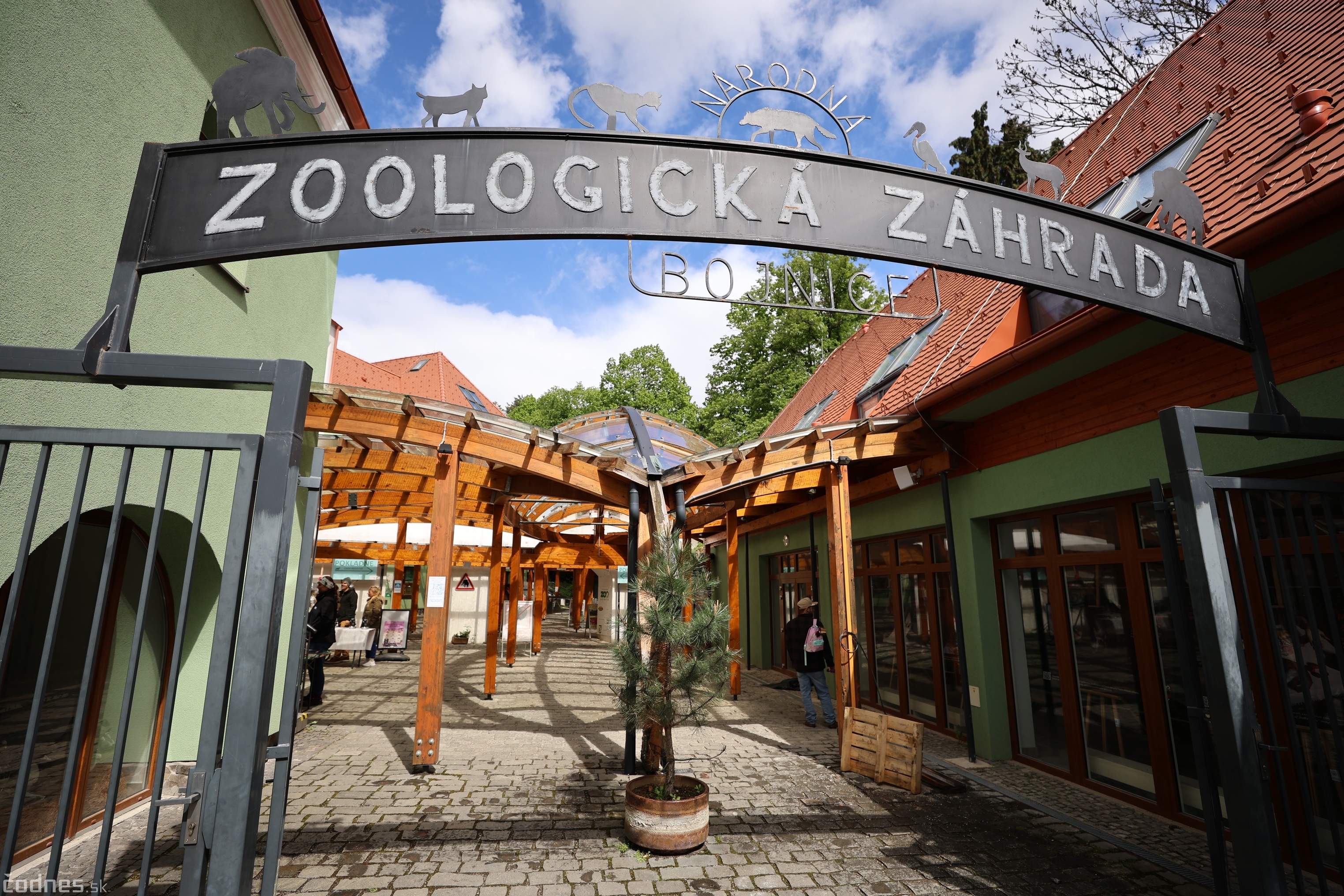 Bojnická zoo oslavuje ďalší rekord. Jubilejným 26-milióntym návštevníkom sa stala mladá rodina