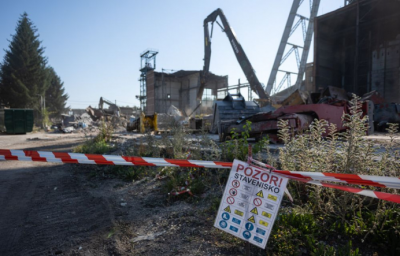 FOTO a video: V Novákoch búrajú ďalšie banské objekty. Niektoré budovy aj materiál dostanú nové využitie