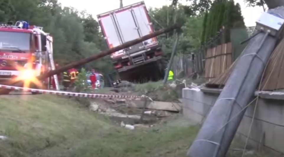 Video: Nákladné auto v Kľačne (okres Prievidza) zdemolovalo všetko, čo mu stálo v ceste. Vodič skončil zranený