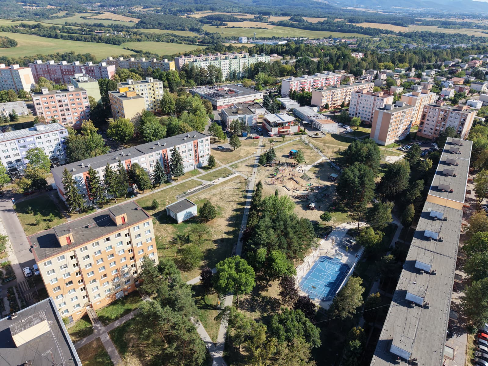 Video: Prievidza otvorila zrekonštruovaný vnútroblok na sídlisku Kopanice (Sever). Investícia presiahla 1,2 milióna eur