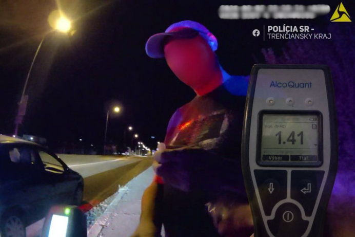 Policajtov v Bojniciach zaujal vodič jazdiaci zo strany na stranu. Nafúkal takmer tri promile