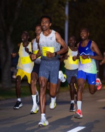 Brose Night Run Prievidza 2026 písal históriu: Majstrovstvá Slovenska aj najlepšie časy na 10 km na slovenskom území (foto) 3