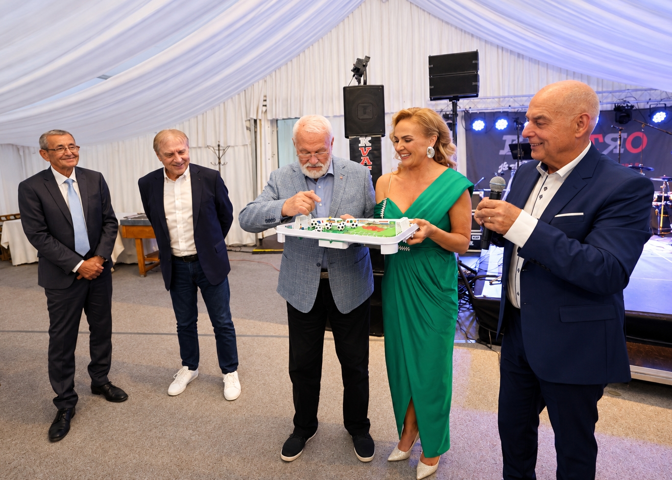 Futbalová legenda Laco Petráš má novú knihu. V Čereňanoch ju pokrstil aj exprezident Ivan Gašparovič