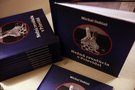 Foto: Nežná revolúcia v Prievidzi dostala knižnú podobu. Novú publikáciu pokrstil aj Milan Kňažko 10