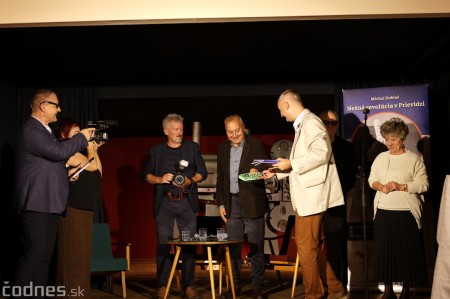 Foto: Nežná revolúcia v Prievidzi dostala knižnú podobu. Novú publikáciu pokrstil aj Milan Kňažko 15