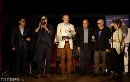 Foto: Nežná revolúcia v Prievidzi dostala knižnú podobu. Novú publikáciu pokrstil aj Milan Kňažko 16