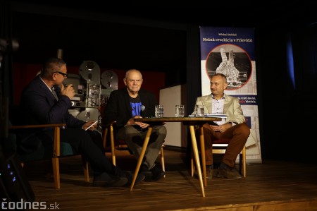 Foto: Nežná revolúcia v Prievidzi dostala knižnú podobu. Novú publikáciu pokrstil aj Milan Kňažko 22
