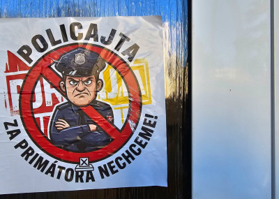 V Bojniciach poškodili bilbord kandidáta na primátora a rozlepili plagáty proti nemu. Prípad rieši polícia