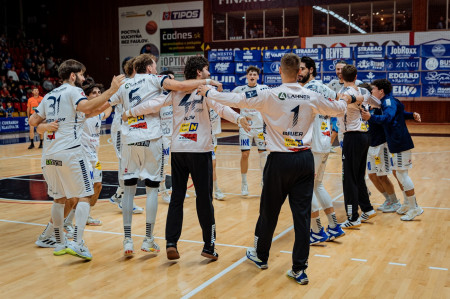 Foto: Hádzanári HK Bojnice pri historickej európskej premiére viedli, napokon rakúskemu majstrovi podľahli 27:31 3