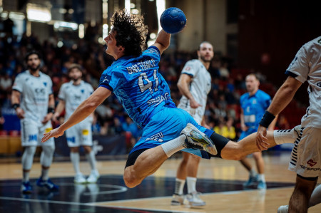 Foto: Hádzanári HK Bojnice pri historickej európskej premiére viedli, napokon rakúskemu majstrovi podľahli 27:31 8