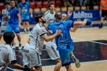 Foto: Hádzanári HK Bojnice pri historickej európskej premiére viedli, napokon rakúskemu majstrovi podľahli 27:31 23