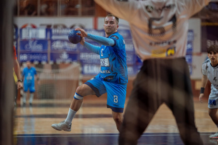 Foto: Hádzanári HK Bojnice pri historickej európskej premiére viedli, napokon rakúskemu majstrovi podľahli 27:31 39